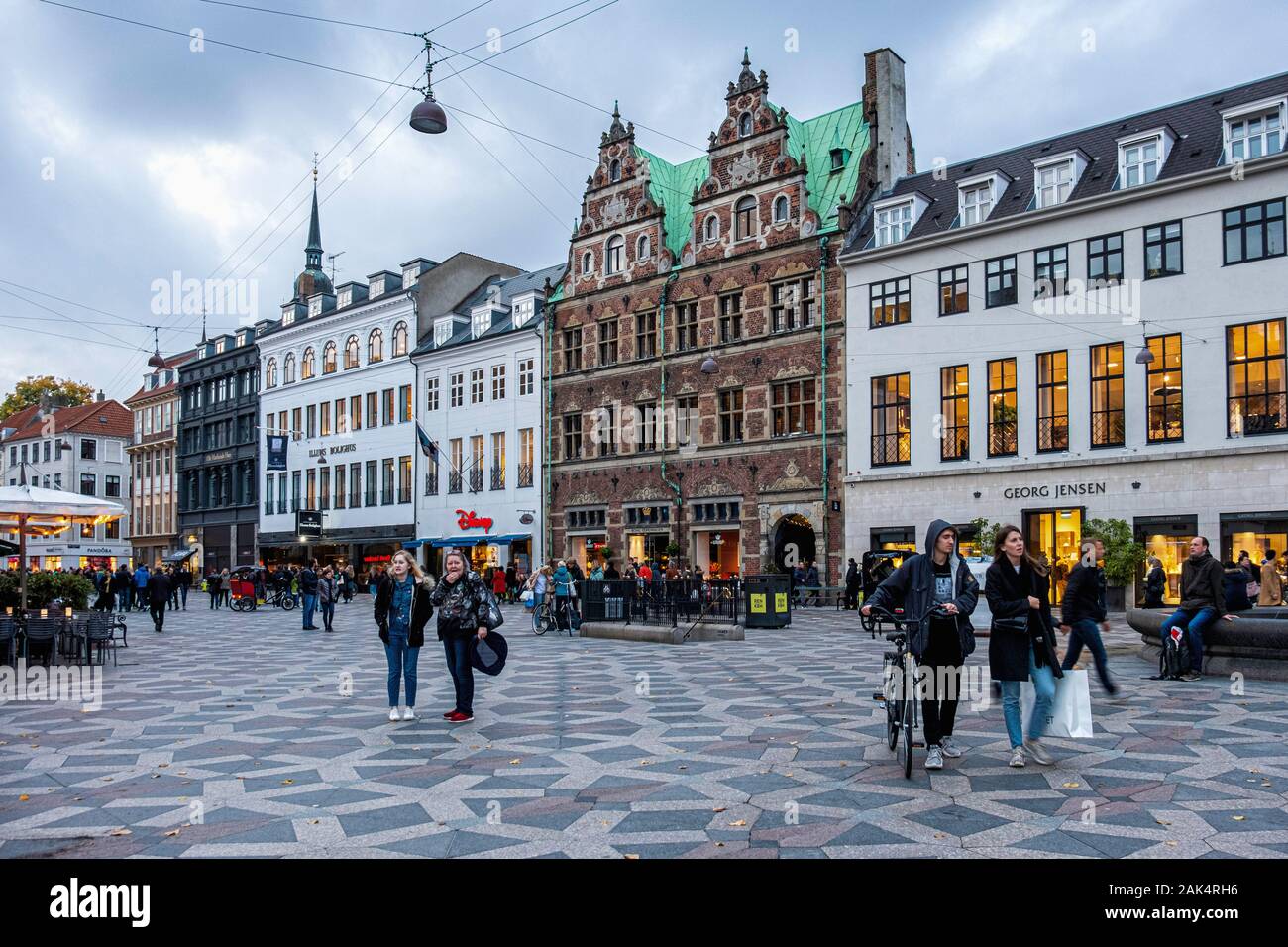 Edifici storici sulla piazza Amagertorv casa negozi di lusso, Illums Bolighus, Disney, Royal Copenhagen,Georg Jensen. Copenaghen, Danimarca Foto Stock