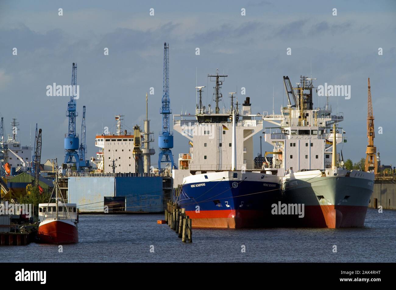 Schiffe im Hafen von Emden, Ostfriesland | Utilizzo di tutto il mondo Foto Stock