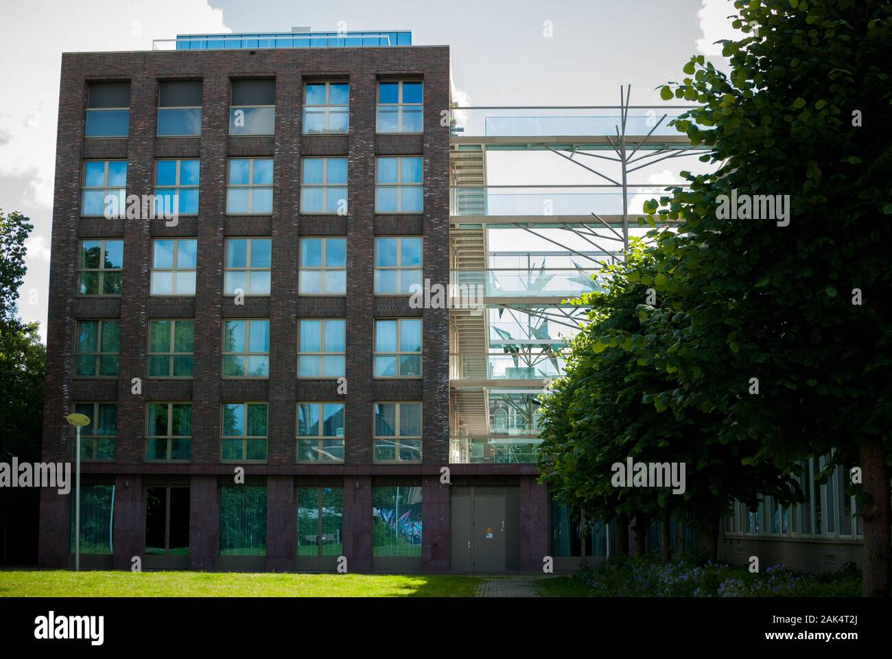 Architettura olandese piena di finestre durante il giorno d'estate Foto Stock