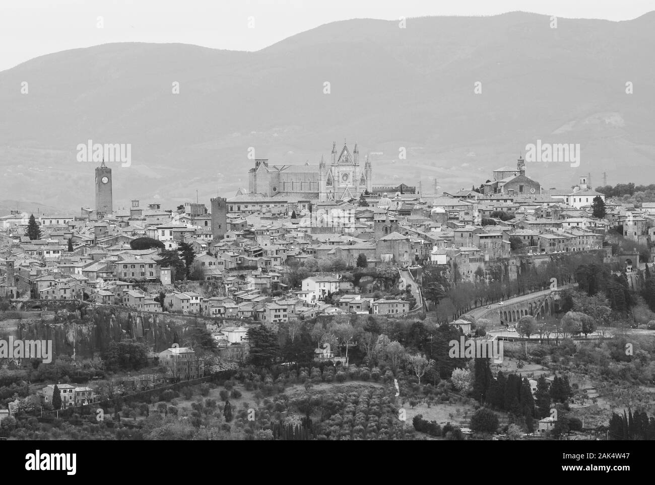 Orvieto (Italia) - La bella etrusca e medievale città di pietra nella regione Umbria, con un bel centro storico, durante l'autunno. Foto Stock