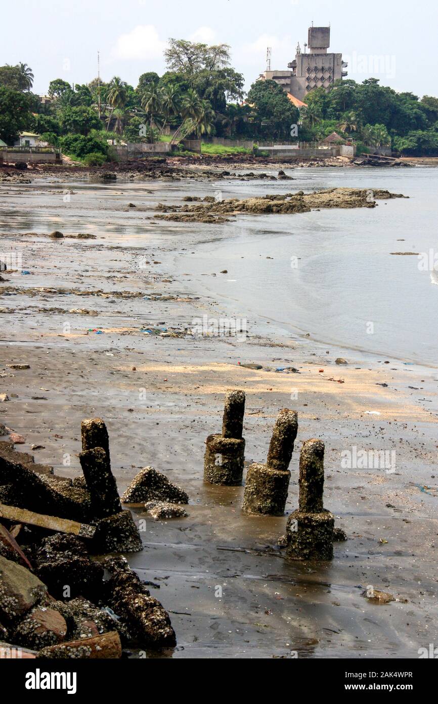 Vecchi arlats di ormeggio sopraffatti alla spiaggia sporca di Conakry, Guinea, Africa occidentale Foto Stock