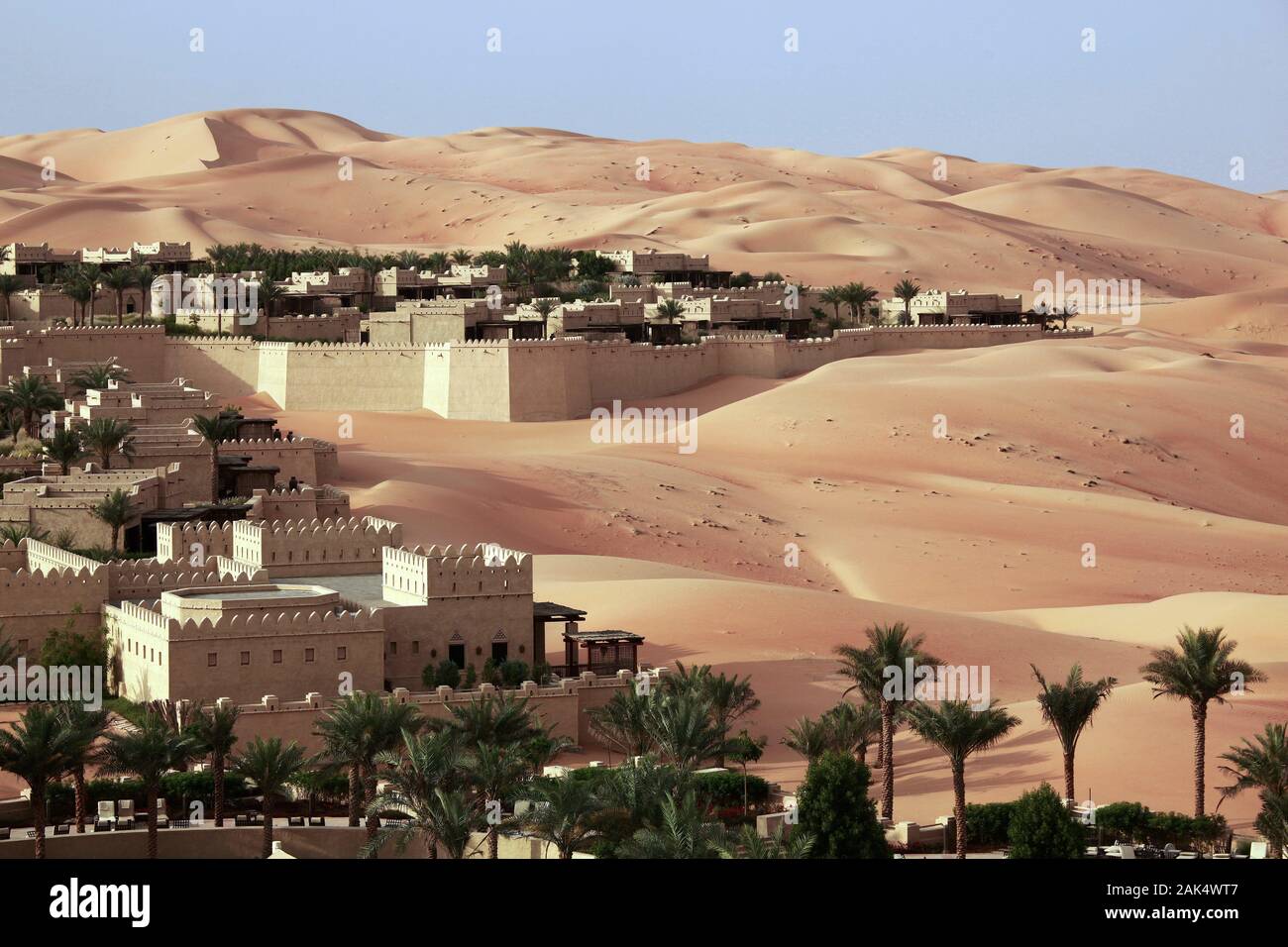 Abu Dhabi: "Qasr al Sarab Desert Resort by Anantara' in der Liwa Oase, Dubai | Utilizzo di tutto il mondo Foto Stock