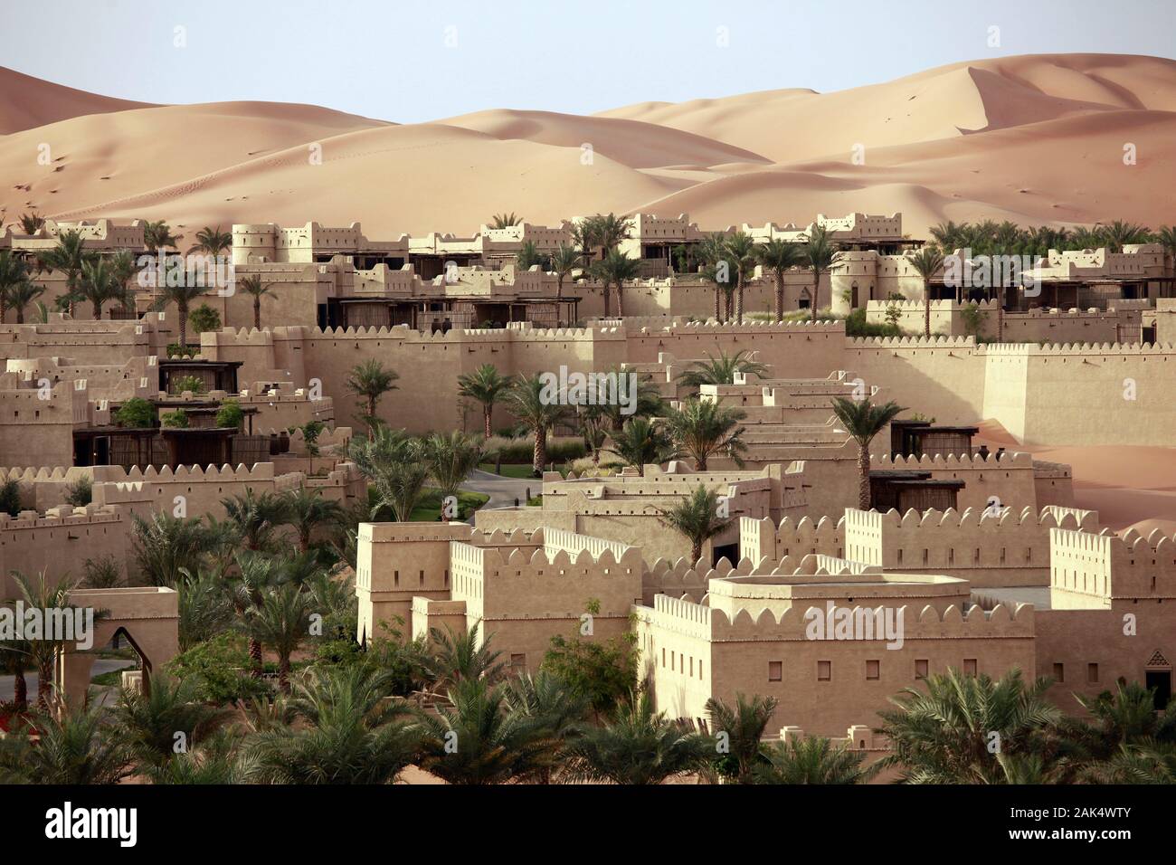 Abu Dhabi: "Qasr al Sarab Desert Resort by Anantara' in der Liwa Oase, Dubai | Utilizzo di tutto il mondo Foto Stock