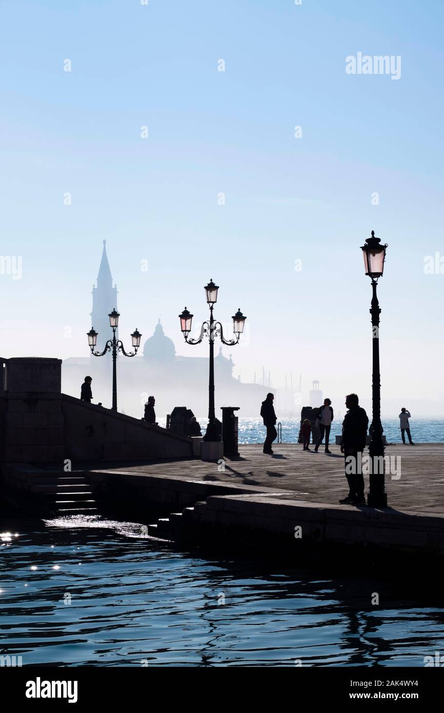 Venezia scena di strada con la nebbia e San Giorgio Maggiore (Venezia, Italia) Foto Stock
