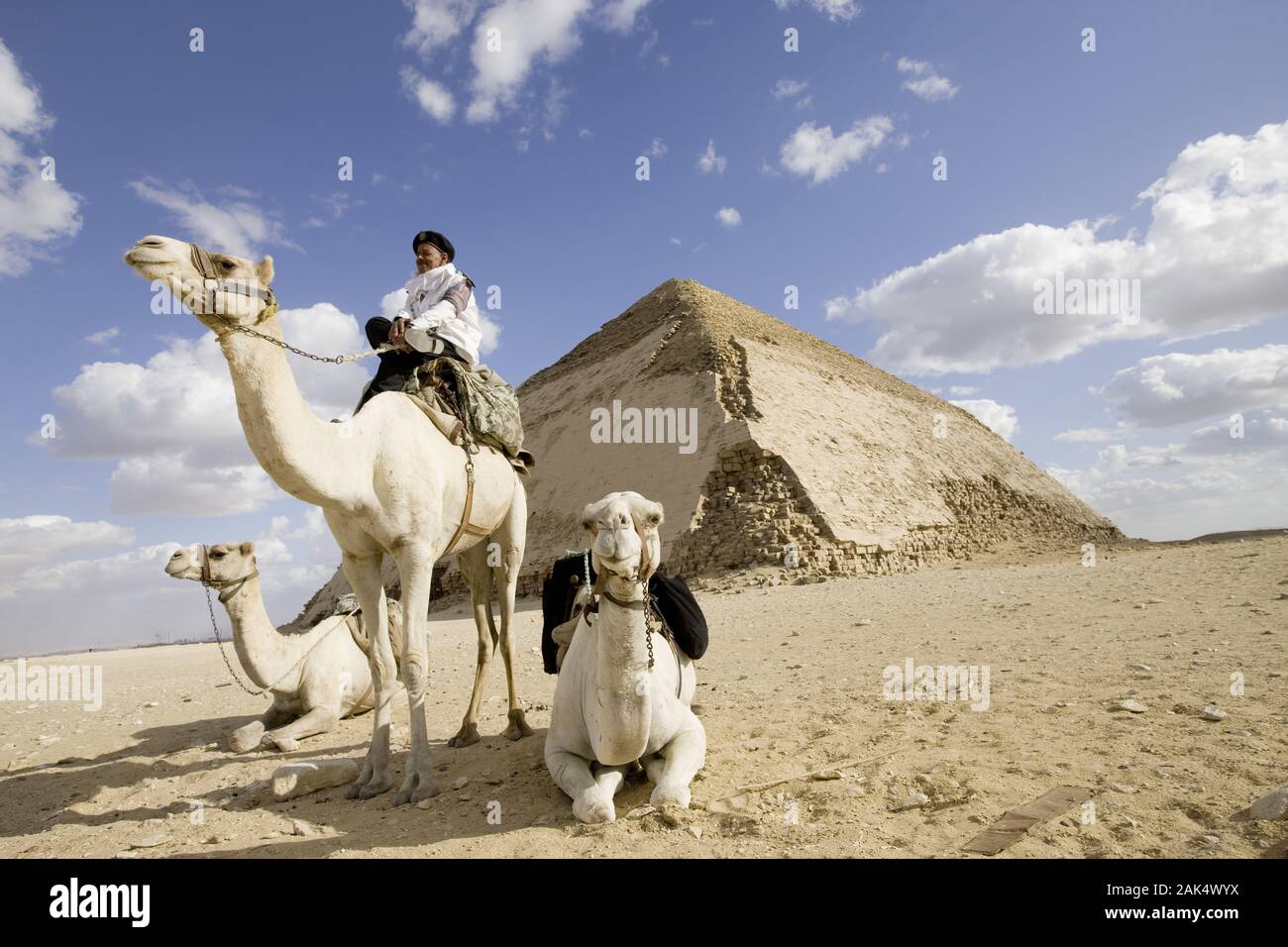 Dahschur bei Kairo: die Knickpyramide des Pharao Snofru (Vater von Cheope), Ägypten | Utilizzo di tutto il mondo Foto Stock