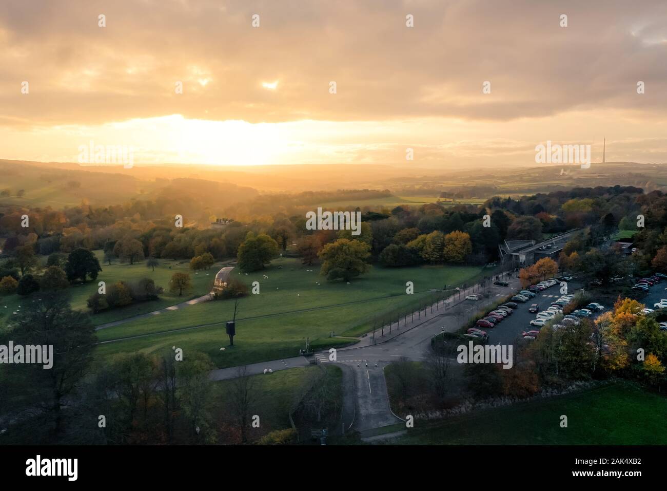 Vista aerea del terreno attorno a Yorkshire Sculpture Park vicino a Wakefield durante un tramonto mozzafiato nel novembre 2019 Foto Stock