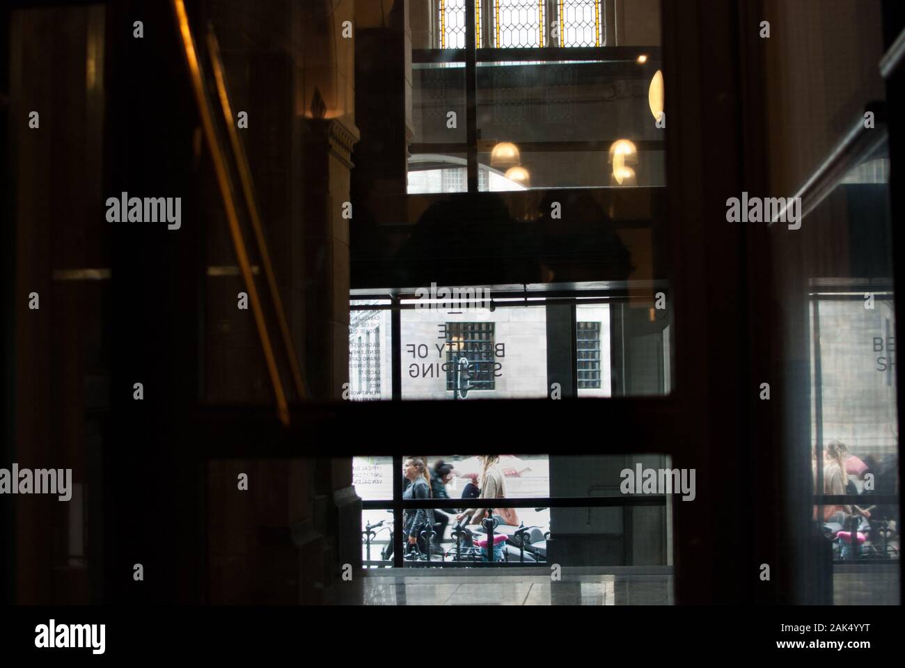 salire le scale all'interno di un edificio che guarda all'esterno per le strade Foto Stock