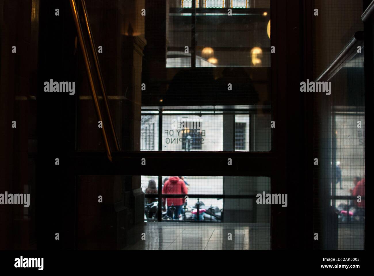 salire le scale all'interno di un edificio che guarda all'esterno per le strade Foto Stock