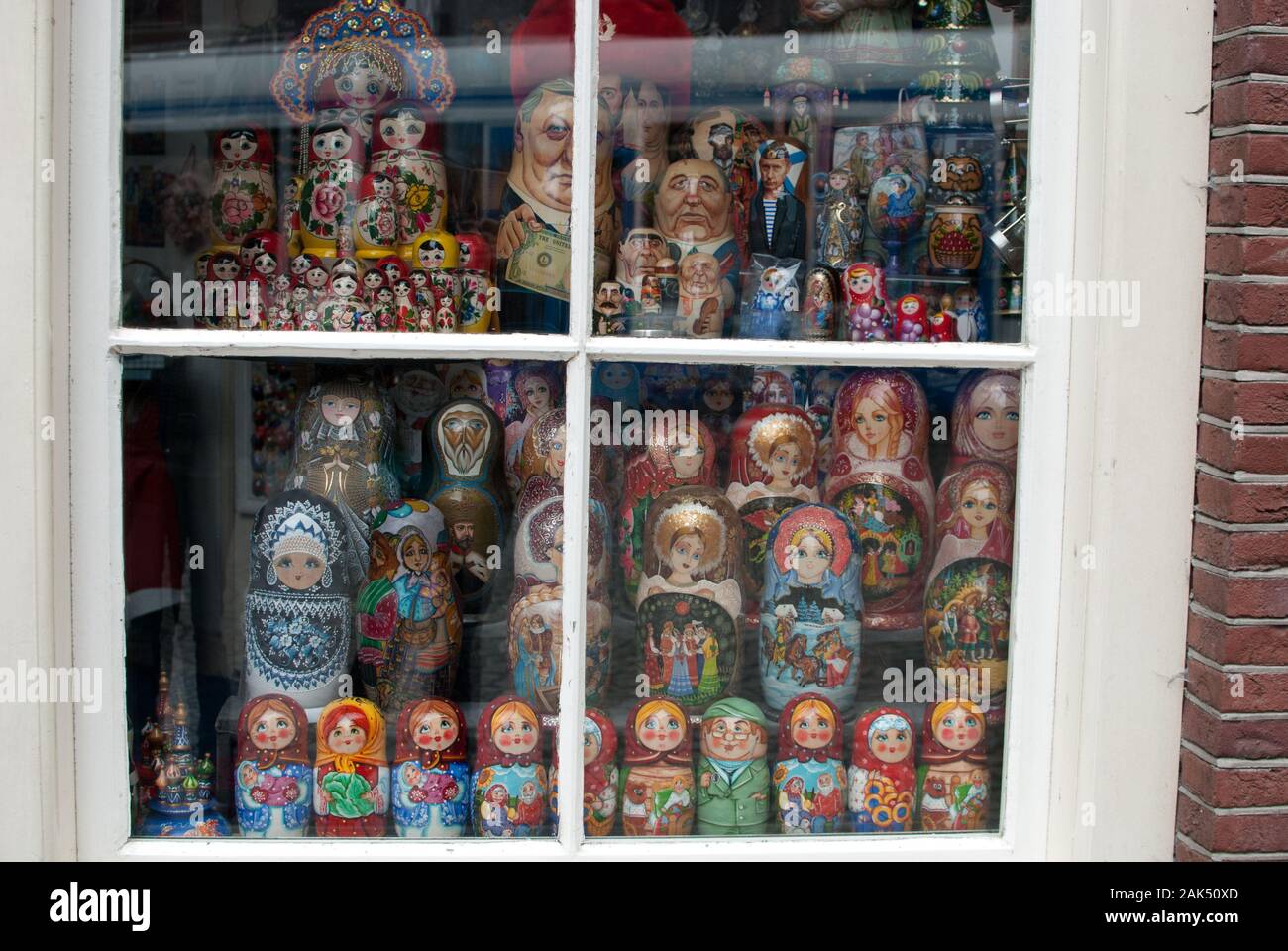 Molte bambole russe viste attraverso una finestra Foto Stock