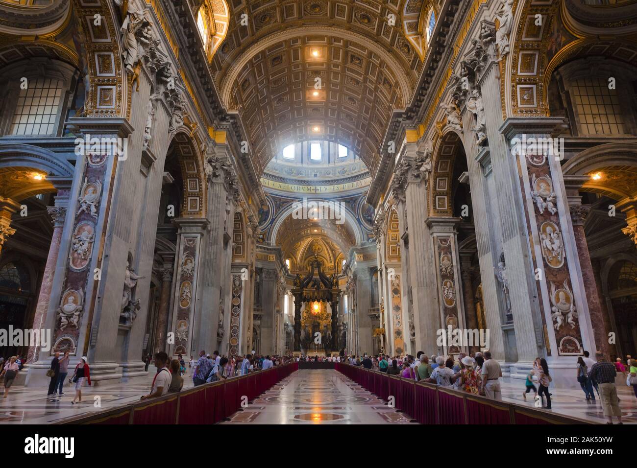 Vatikan/Petersdom: Blick in das Hauptschiff, Rom | Utilizzo di tutto il mondo Foto Stock