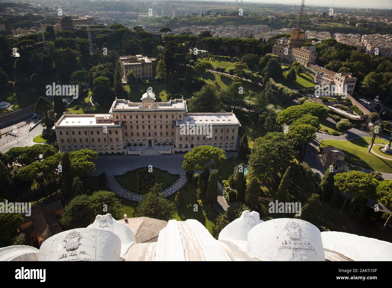 Blick vom Petersdom auf die vatikanischen Gärten, Rom | Utilizzo di tutto il mondo Foto Stock