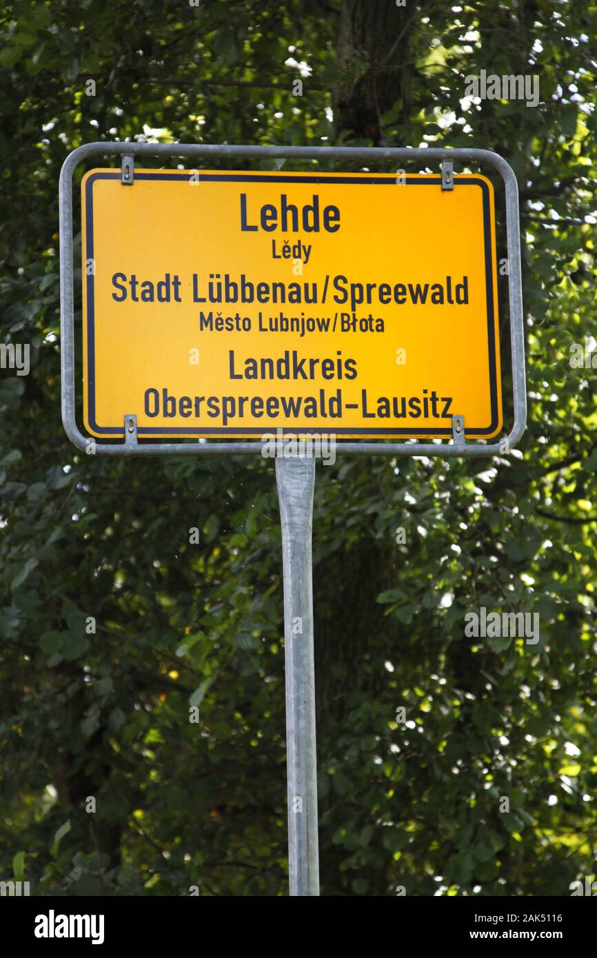Zweisprachiges Ortsschild von Lehde, Spreewald | Utilizzo di tutto il mondo Foto Stock