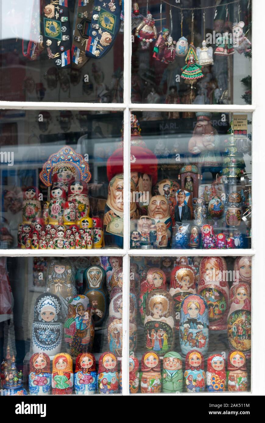 Molte bambole russe viste attraverso una finestra Foto Stock