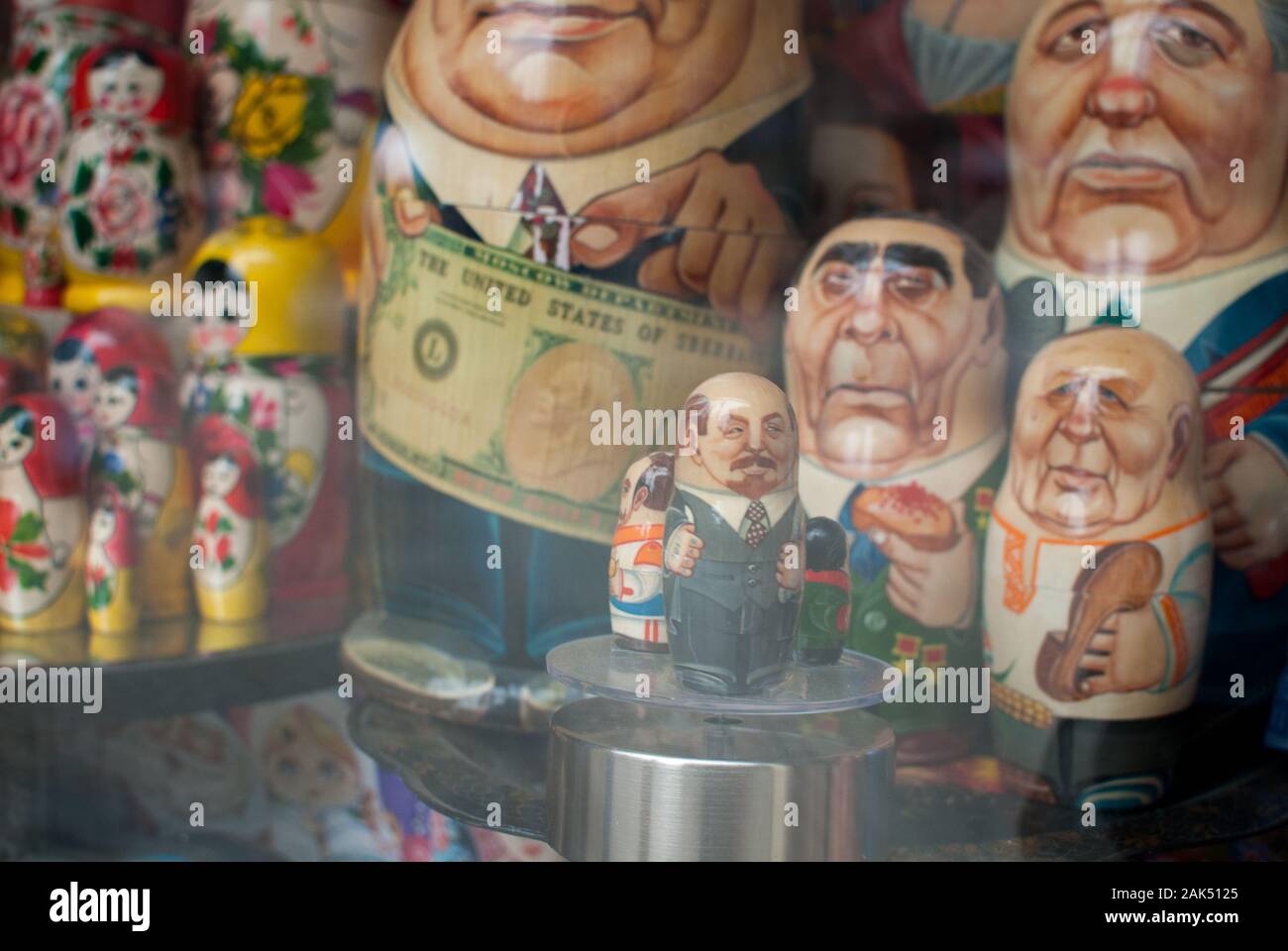 Bambole russe di politici e uomini di potere fotografati attraverso una finestra del negozio Foto Stock