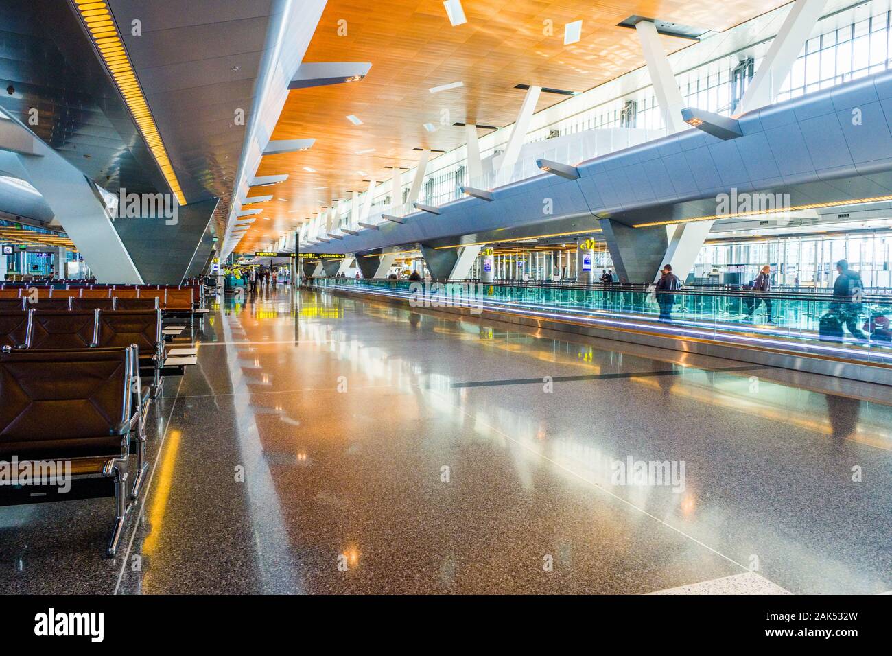Interno della international terminal di partenza, Hamad International Airport, in Qatar Foto Stock