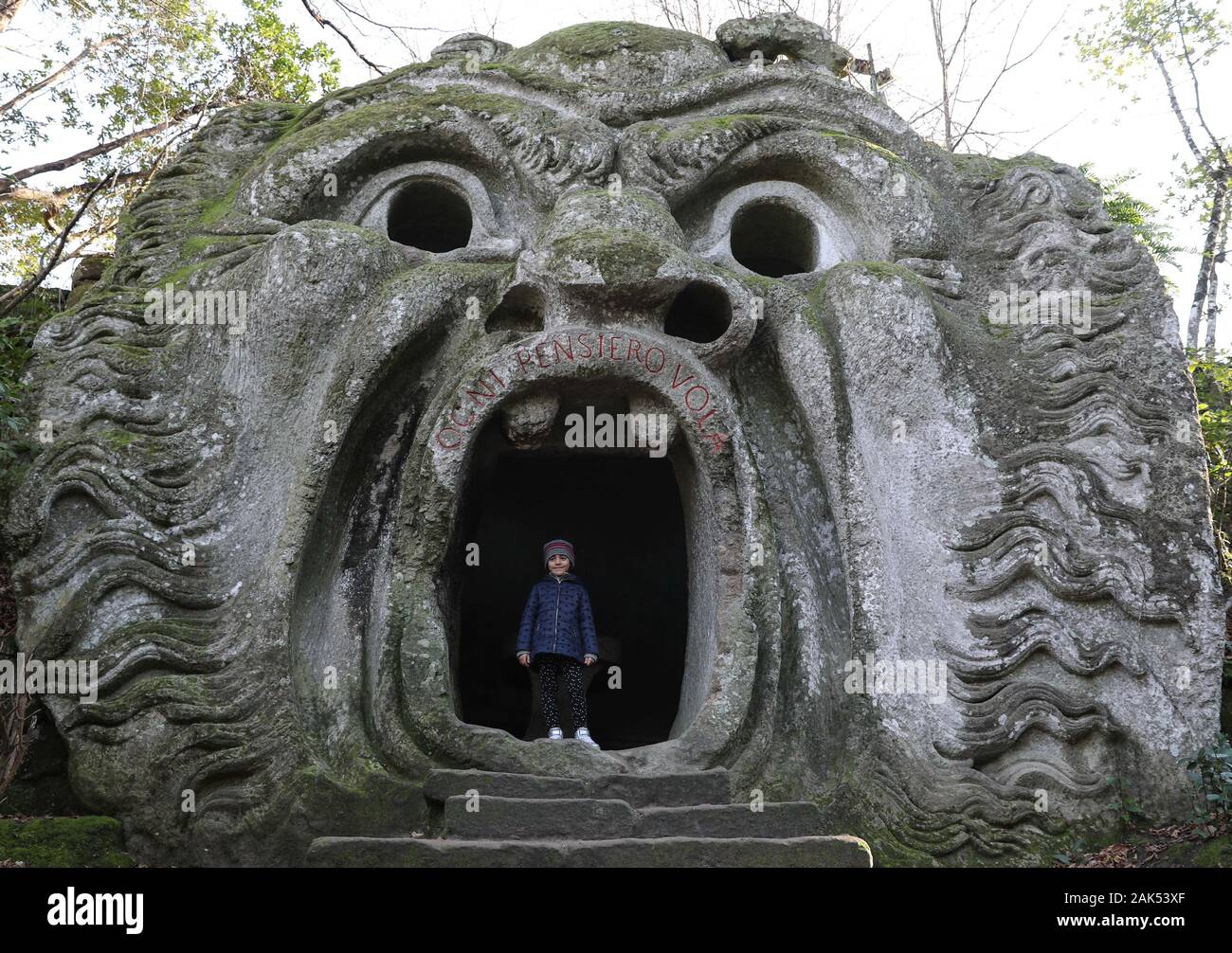 (200107) -- BOMARZO, 7 gennaio 2020 (Xinhua) -- Una bambina gioca presso il Parco dei Mostri di Bomarzo, Italia, Gen 3, 2020. Bomarzo, un villaggio nel Lazio ai piedi del monte Cimino, possiede un lavoro unico, la Villa delle Meraviglie, chiamato anche il Sacro Bosco o Parco dei Mostri. LT è stato progettato dal Duca di Bomarzo, Vicino Orsini e architetto Pirro Ligorio nel 1552.Questo stile ltalian Garden segue geometrico e razionalità in prospettiva con abbellimenti come ampie terrazze, fontane con giochi d acqua e sculture manierista. (Xinhua/Cheng Tingting) Foto Stock