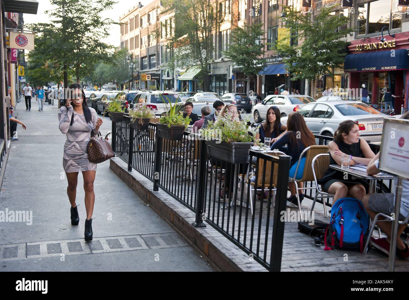 Montreal: Cafe an der Ecke rue Prince Arthur/Boulevard Saint-Laurent, Kanada Osten | Utilizzo di tutto il mondo Foto Stock