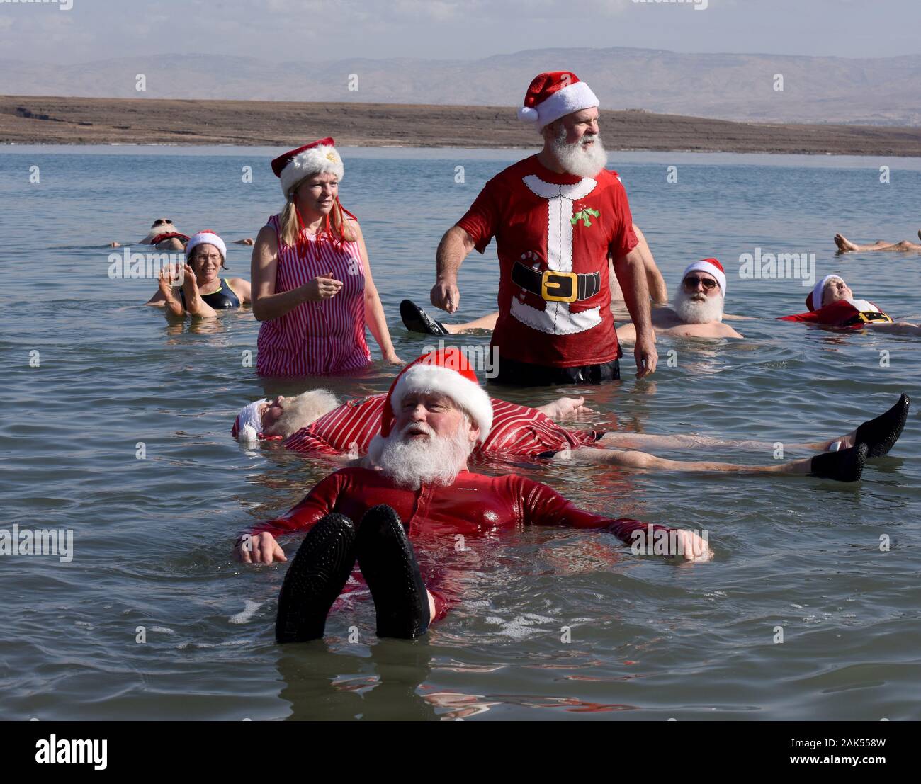 Neve Midbar, Gaza. 07Th gen, 2020. Le donne e gli uomini vestiti di Babbo Natale e la sig.ra Claus costume da galleggiare nel Mar Morto a Neve Midbar beach, West Bank, Martedì, 7 gennaio 2019. Il gruppo di 47 uomini e donne sono da Stati Uniti, Germania, Danimarca e Romania e sono laureati del Michigan in base Charles W. Howard Santa Scolastica. Il Ministero Israeliano del Turismo ospita i Babbi Natale su quattro giorni di tour per una vacanza dopo natale in Terra Santa. Foto di Debbie Hill/UPI Credito: UPI/Alamy Live News Foto Stock