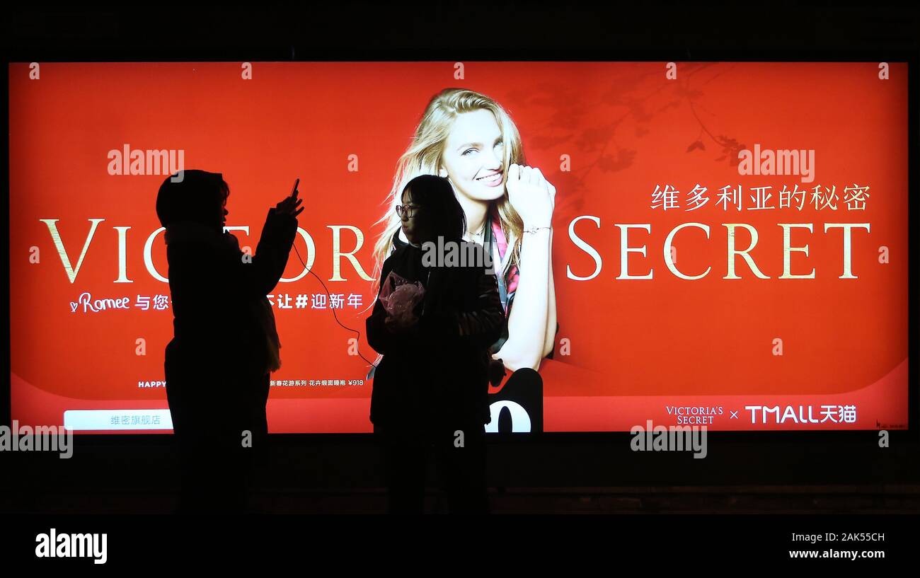 Pechino, Cina. 07Th gen, 2020. Le donne cinesi di scattare foto di fronte a Victoria's Secret annuncio a una fermata di autobus di Pechino su Martedì, 7 gennaio 2020. Come molti degli Stati Uniti e le compagnie internazionali, Victoria Secret è l'apertura di negozi in tutta la Cina nella speranza di ottenere un punto di appoggio nel più grande del mondo middle-class mercato. Foto di Stefano rasoio/UPI Credito: UPI/Alamy Live News Foto Stock