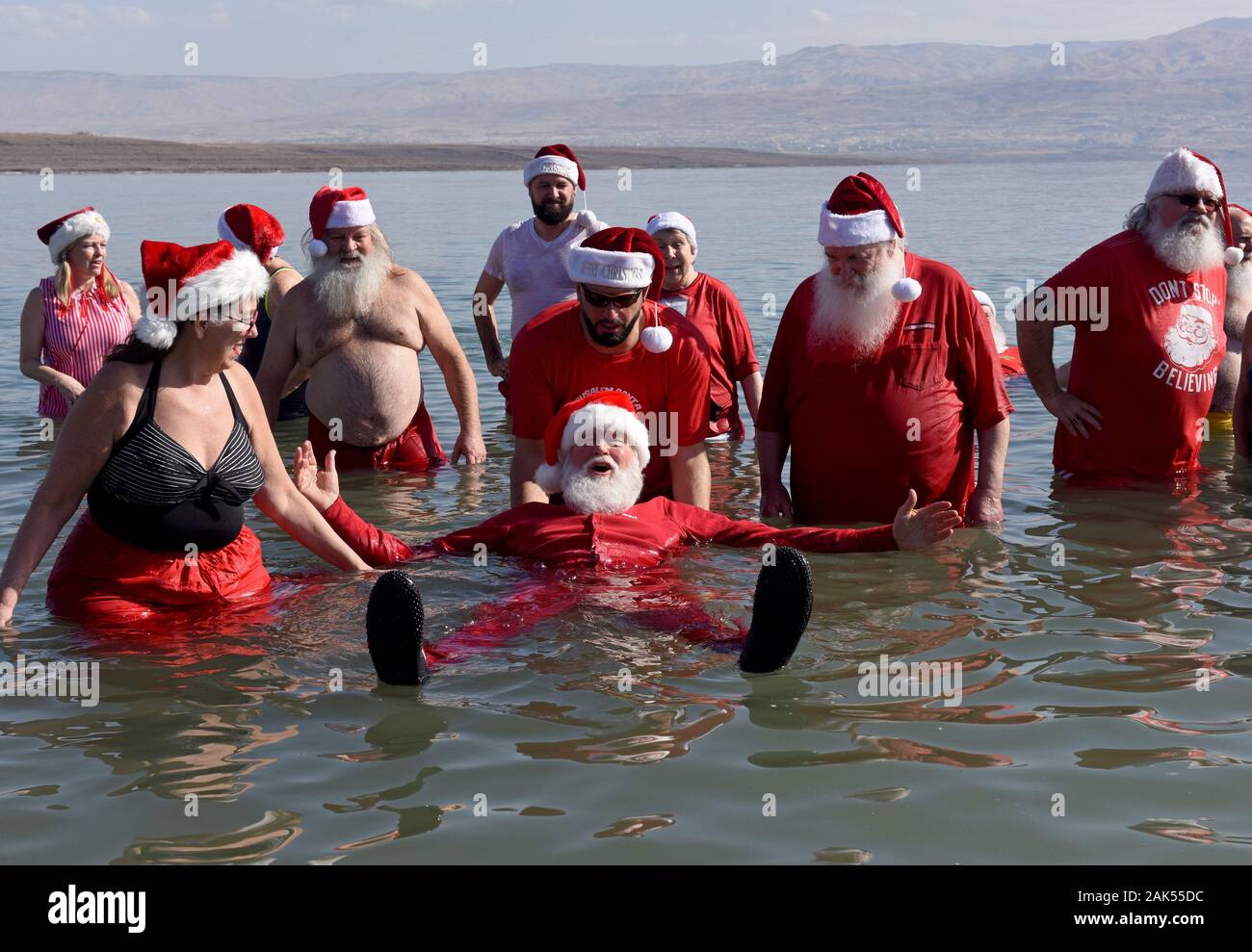 Neve Midbar, West Bank. 07Th gen, 2020. Le donne e gli uomini vestiti di Babbo Natale e la sig.ra Claus costume da galleggiare nel Mar Morto a Neve Midbar beach, West Bank, Martedì, 7 gennaio 2019. Il gruppo di 47 uomini e donne sono da Stati Uniti, Germania, Danimarca e Romania e sono laureati del Michigan in base Charles W. Howard Santa Scolastica. Il Ministero Israeliano del Turismo ospita i Babbi Natale su quattro giorni di tour per una vacanza dopo natale in Terra Santa. Foto di Debbie Hill/UPI Credito: UPI/Alamy Live News Foto Stock