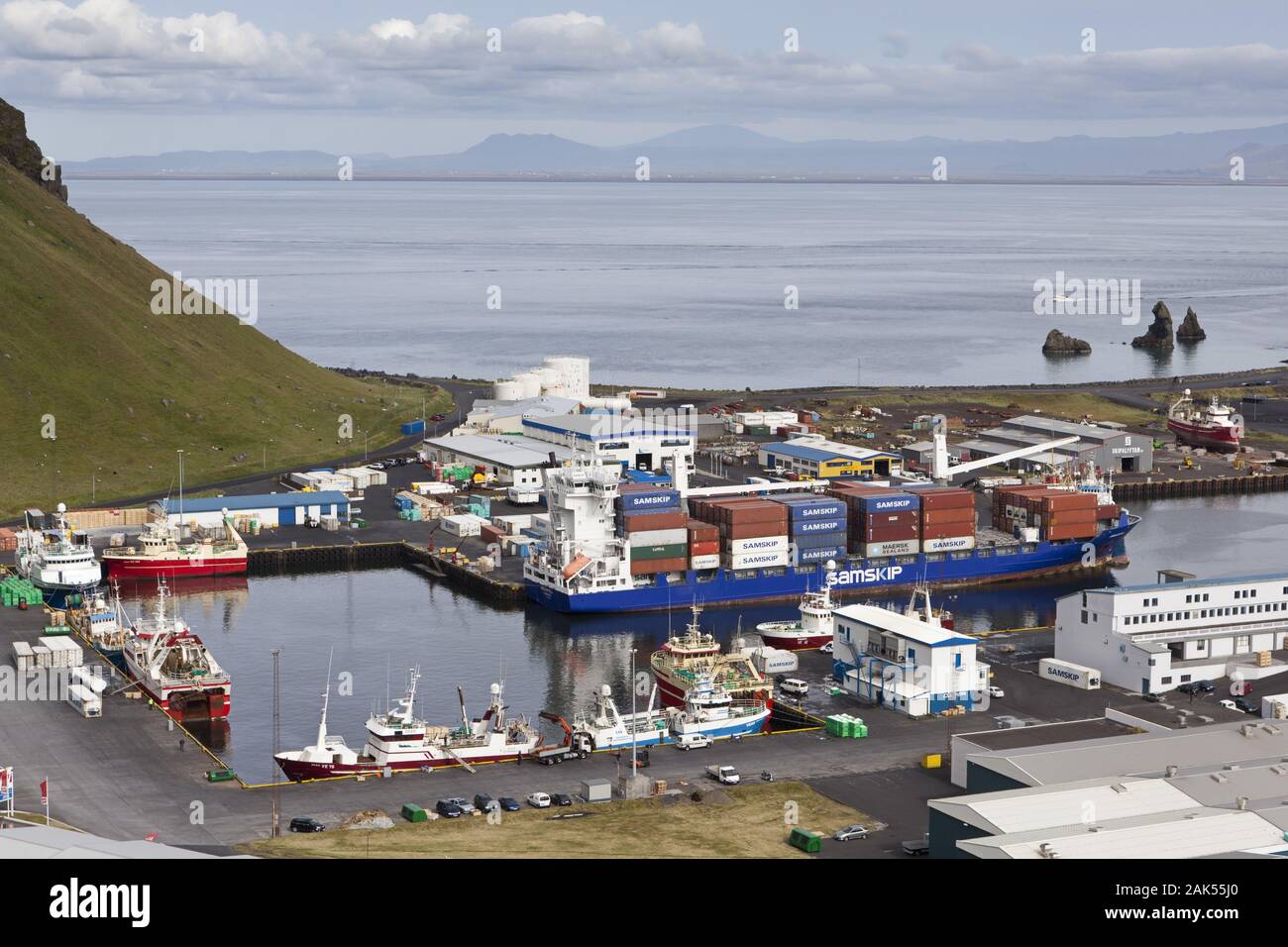 Vestmannaeyjar (Westmaenner-Inseln): Hauptinsel Heimaey, Blick auf den Hafen der Stadt Vestmannaeyjar, Isola | Utilizzo di tutto il mondo Foto Stock