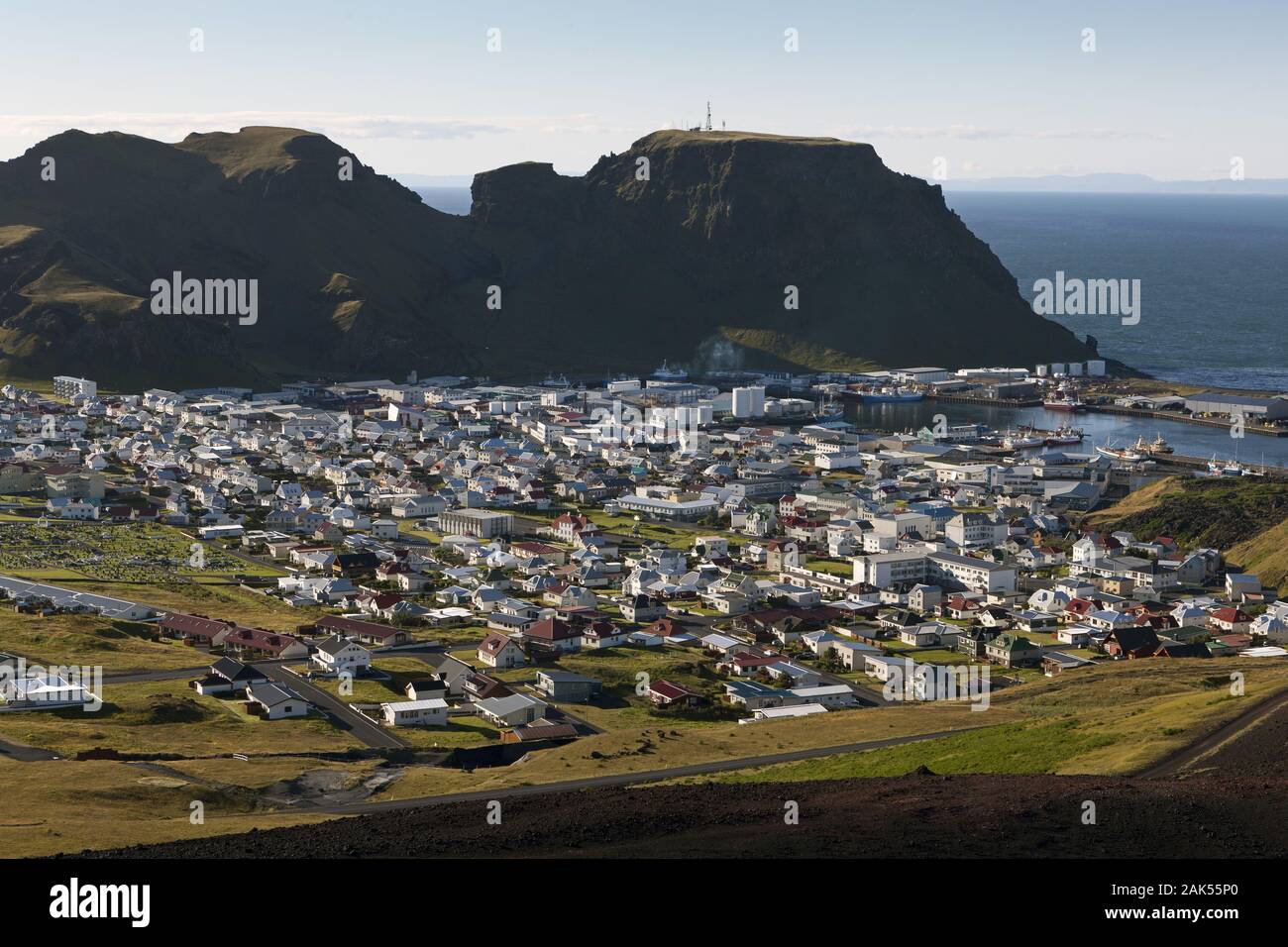 Vestmannaeyjar (Westmaenner-Inseln): Hauptinsel, Heimaey Blick vom Eldfell-Krater auf die Stadt Vestmannaeyjar, Isola | Utilizzo di tutto il mondo Foto Stock
