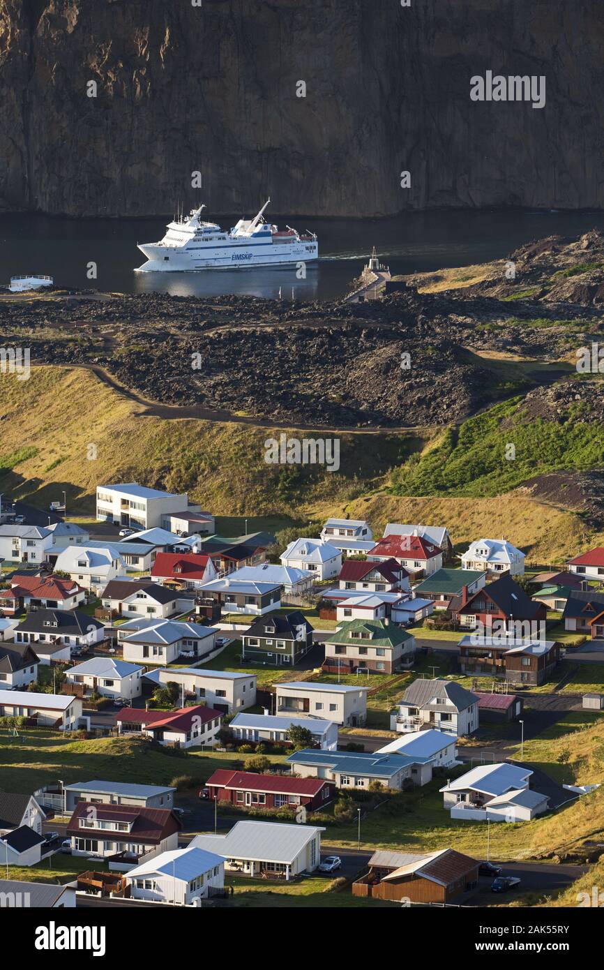 Vestmannaeyjar-Inseln (Westmaenner-Inseln): Hauptinsel Heimaey, Blick auf den Ort und Hafen mit Faehrschiff, Isola | Utilizzo di tutto il mondo Foto Stock