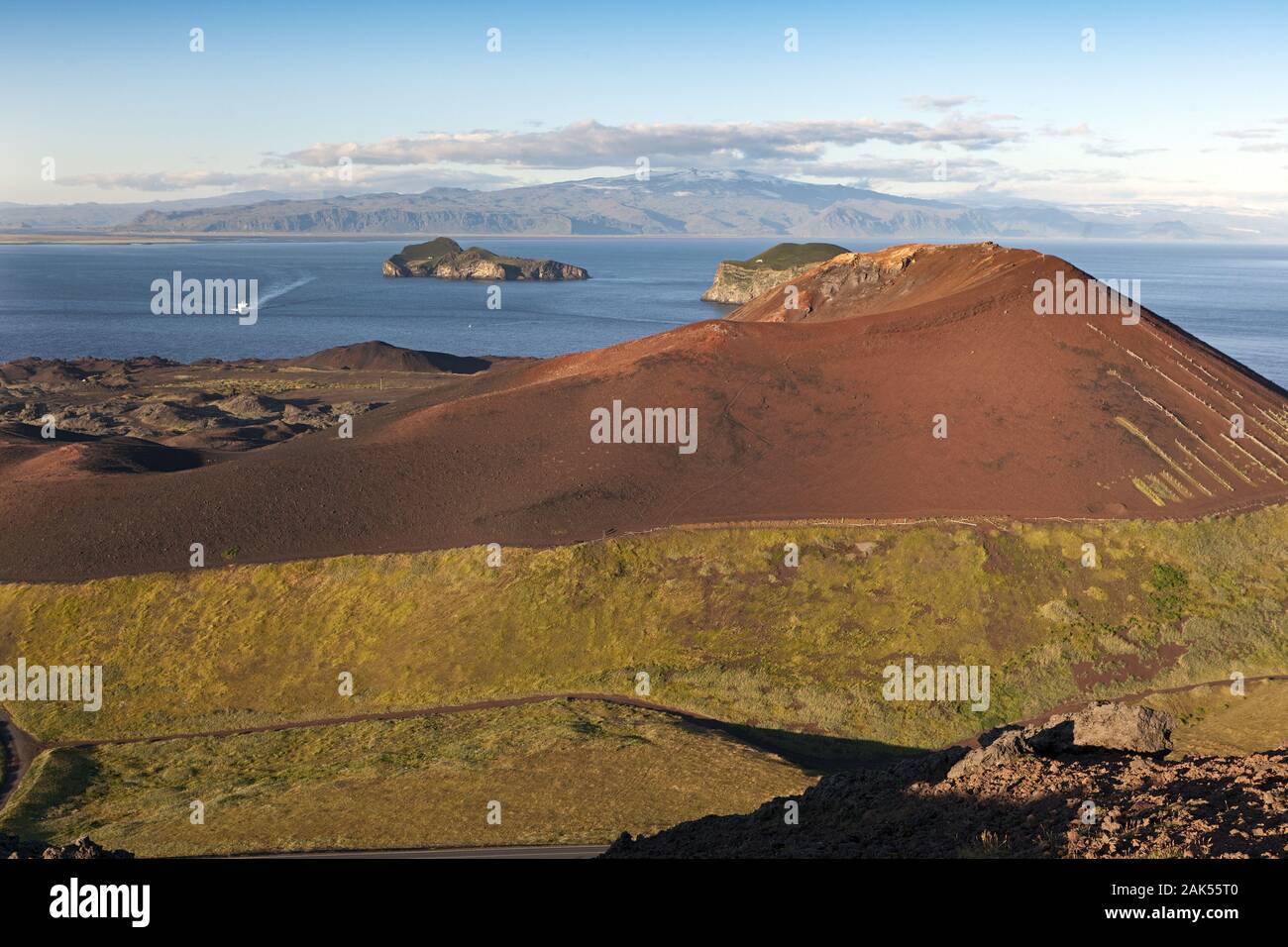 Vestmannaeyjar-Inseln (Westmaenner-Inseln): Hauptinsel Heimaey, Blick ueber den Eldfell-Krater Richtung Festland, Isola | Utilizzo di tutto il mondo Foto Stock