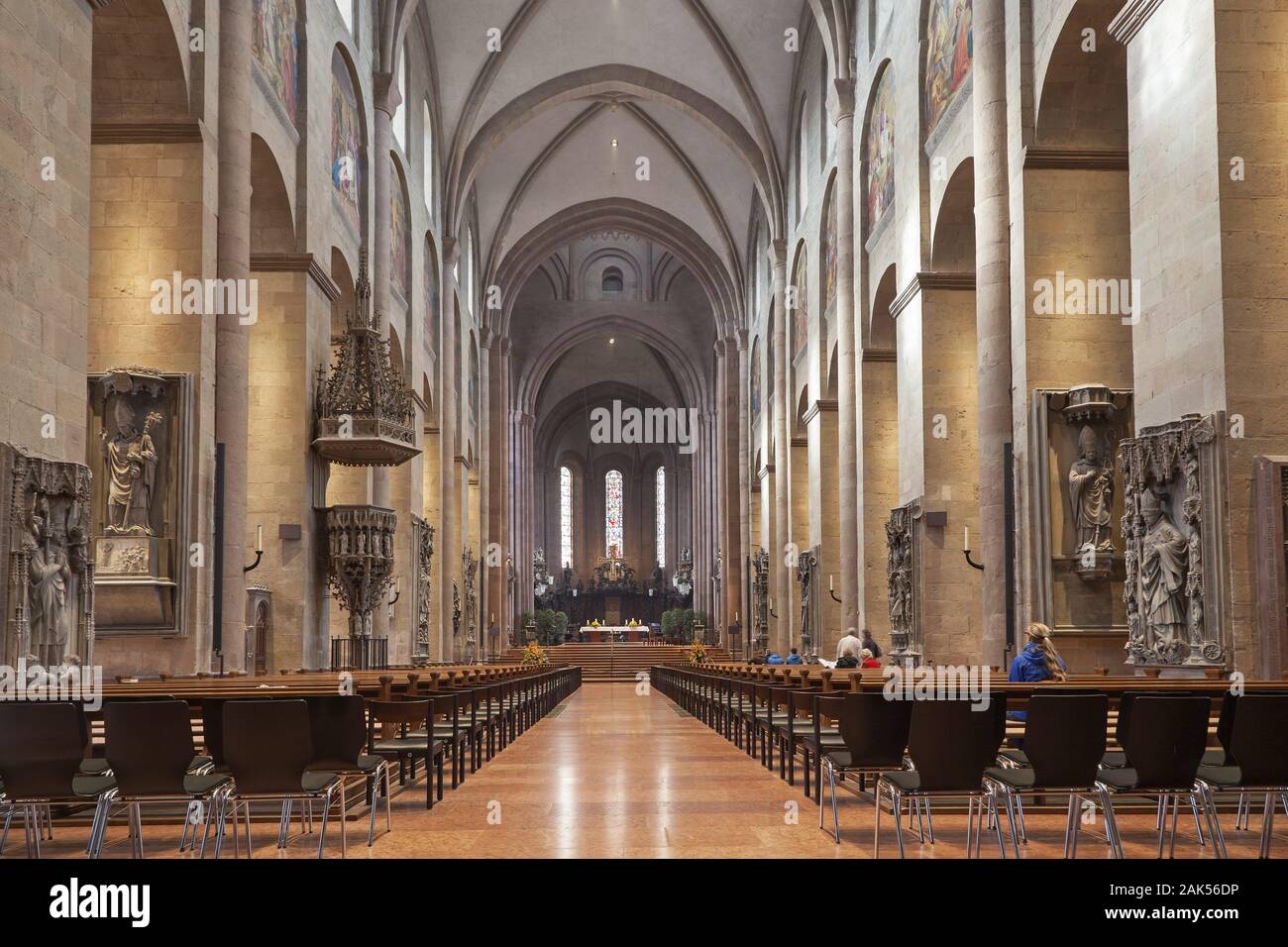 Mainzer Dom: Blick durch das Hauptschiff in den Chor, Rhein | Utilizzo di tutto il mondo Foto Stock