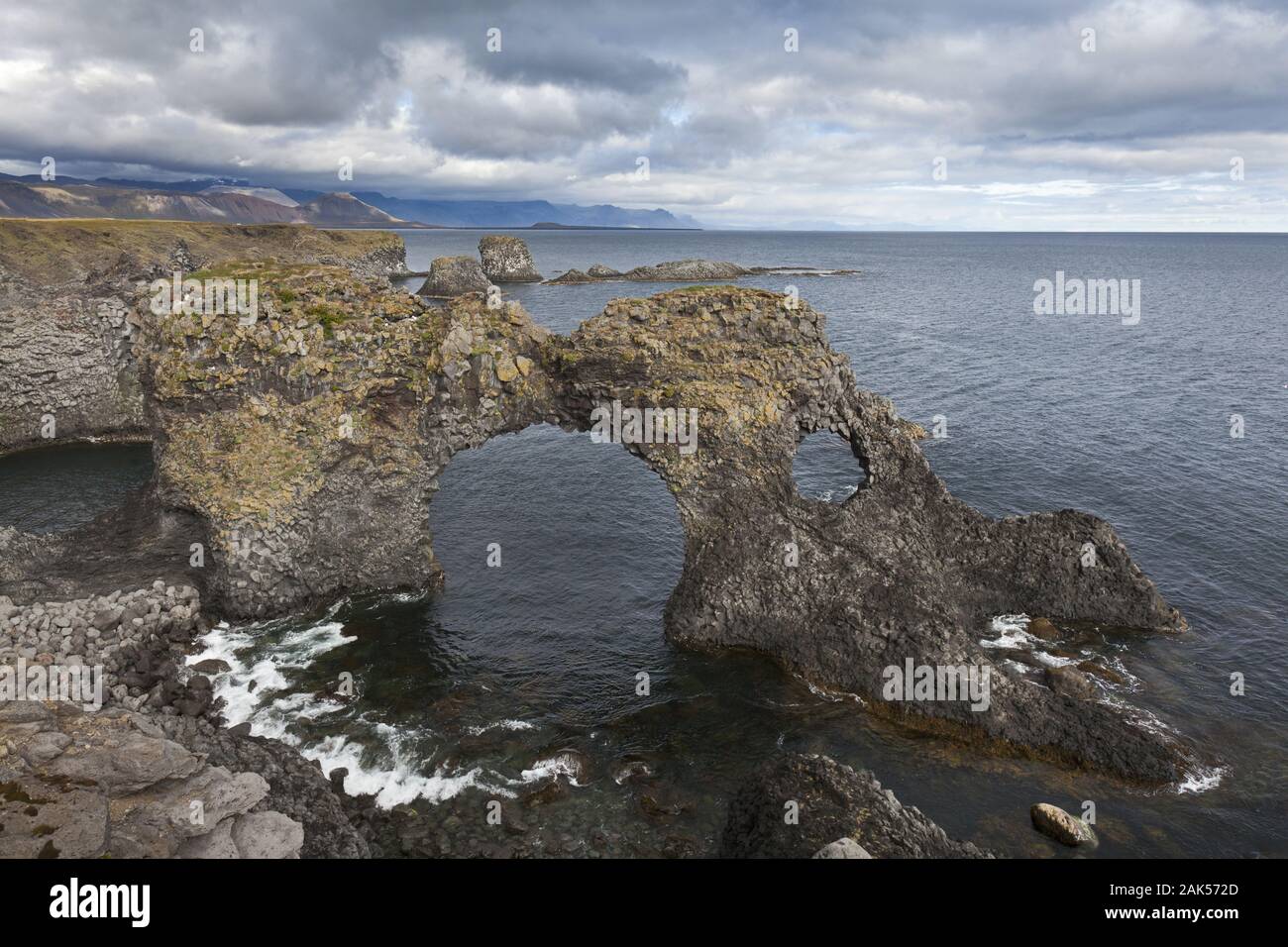 Halbinsel Snaefellsnes: Steinbogen bei Arnastapi, Isola | Utilizzo di tutto il mondo Foto Stock