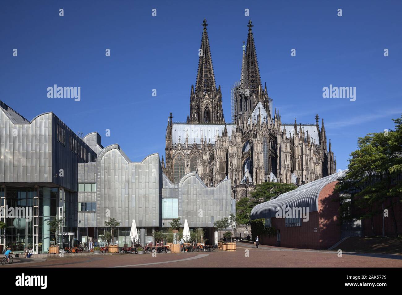 Koeln: Heinrich-Boell-Platz mit Museum Ludwig und Dom, Rhein | Utilizzo di tutto il mondo Foto Stock