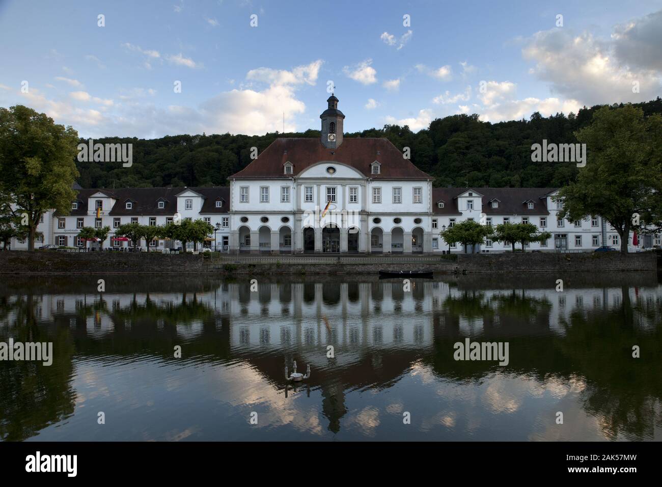 Bad Karlshafen: Blick ueber die Weser auf das Rathaus, Weserbergland | Utilizzo di tutto il mondo Foto Stock