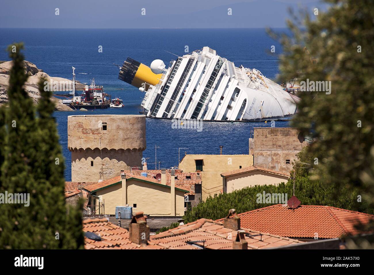 Isola del Giglio: "Costa Concordia" vor der Kueste von Giglio Porto, Toskana | Utilizzo di tutto il mondo Foto Stock