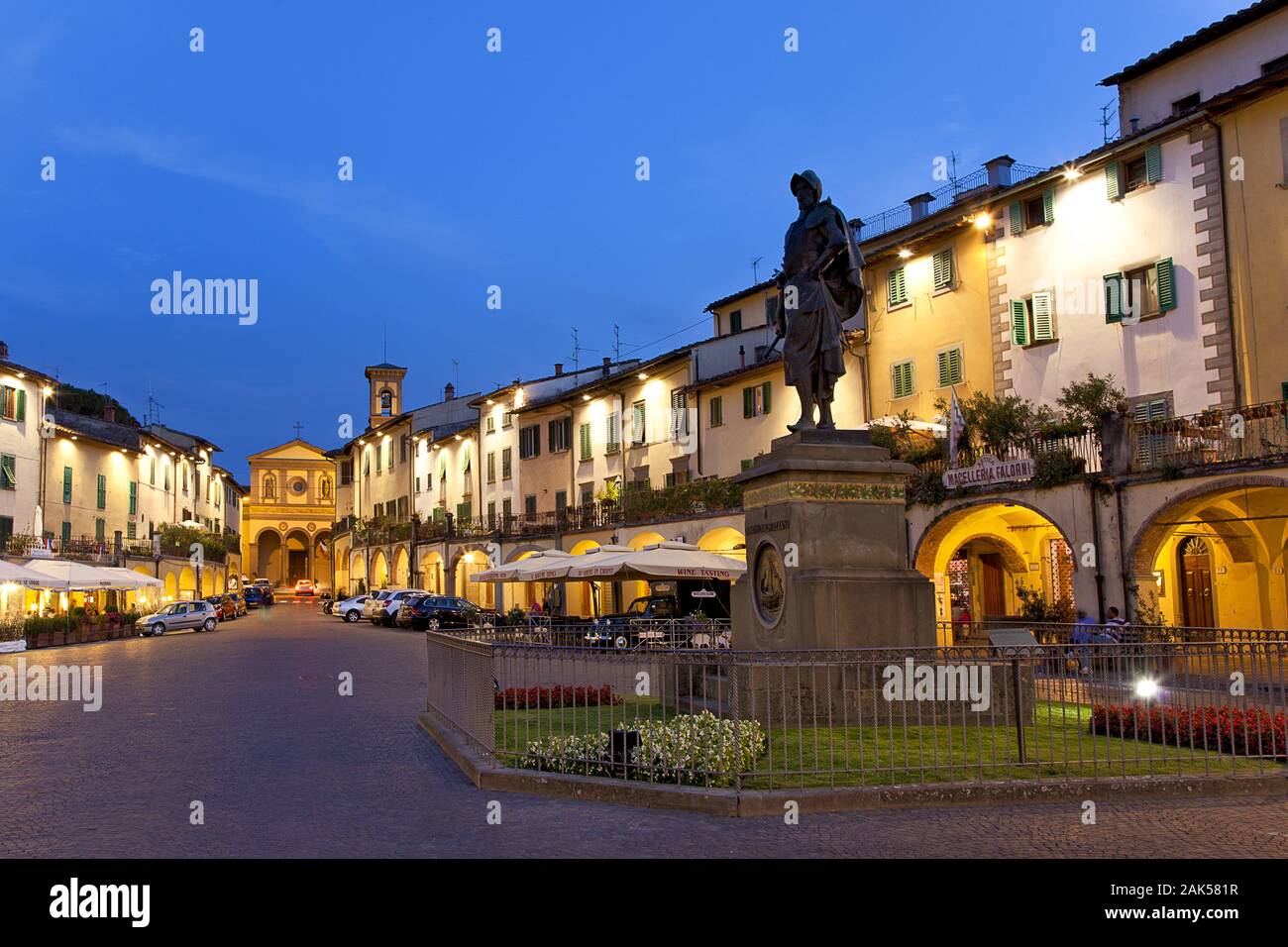 Greve in Chianti: Piazza Giacomo Matteotti mit Giovanni da Verrazzano monumento, am Abend, Toskana | Utilizzo di tutto il mondo Foto Stock