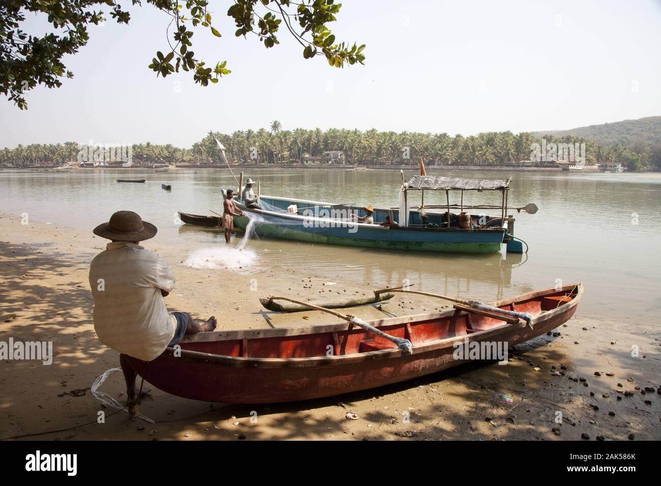 Bundesstaat Goa: Mobor Beach, Fischersiedlung an der Muendung des Sal-Flusses, Indien | Utilizzo di tutto il mondo Foto Stock