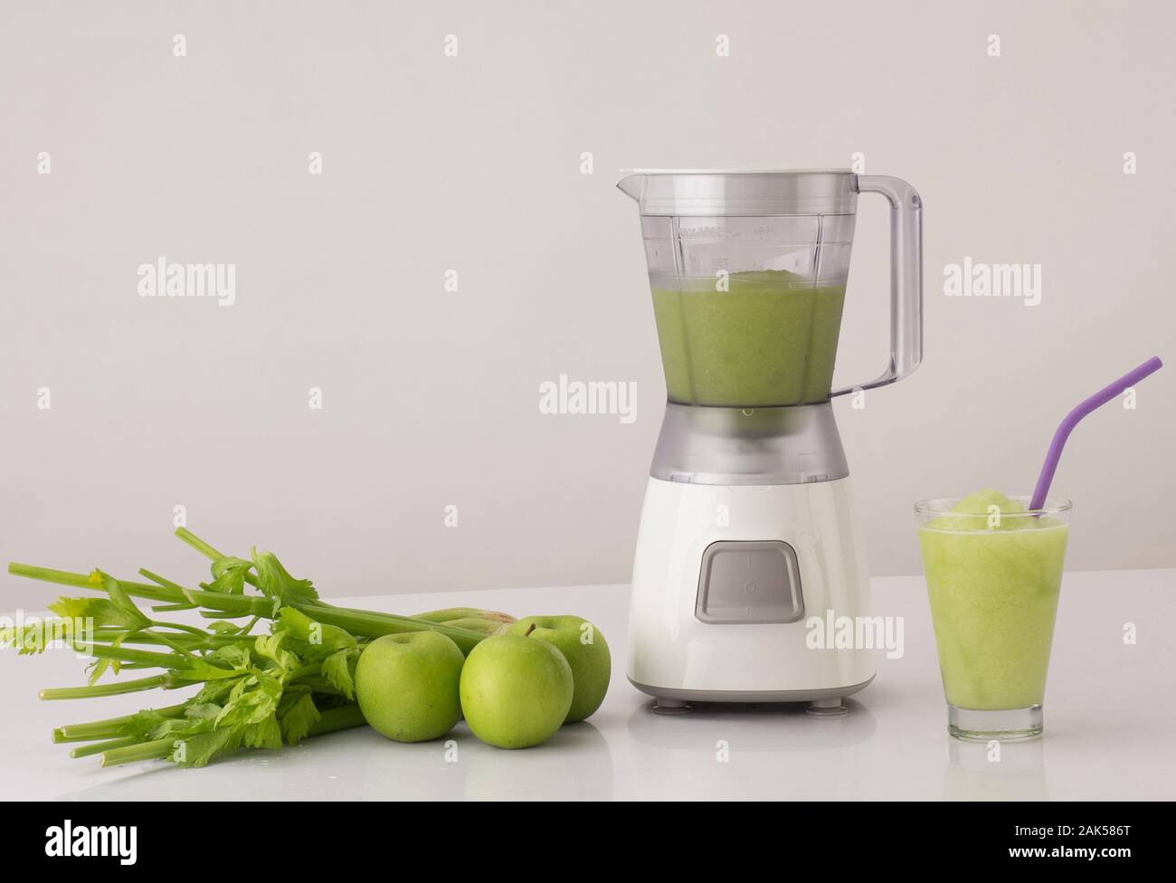 Frullatore con il sedano e le mele sul tavolo della cucina, mangiare sano concetto Foto Stock