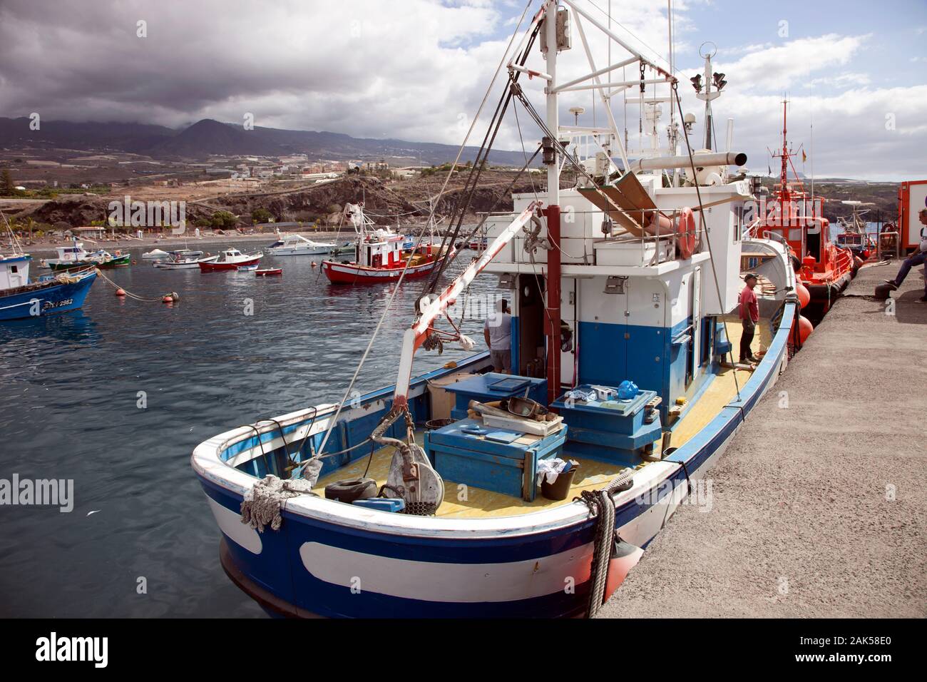 Barche da pesca nel porto di San Juan, Tenerife, Isole Canarie Foto Stock
