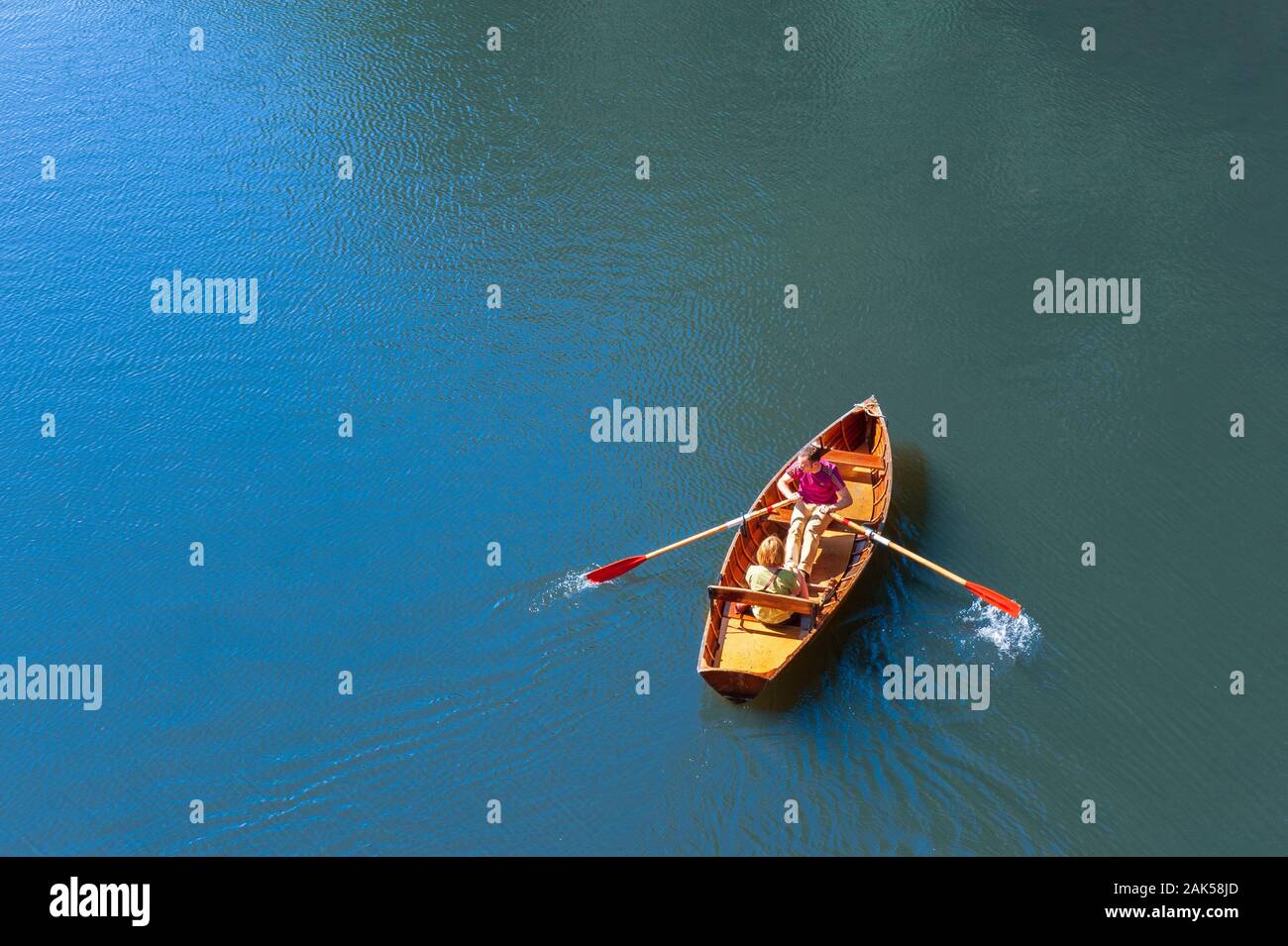 La nautica da diporto su acque calme. Coppie in imbarcazioni a remi sul fiume usura in Durham Foto Stock