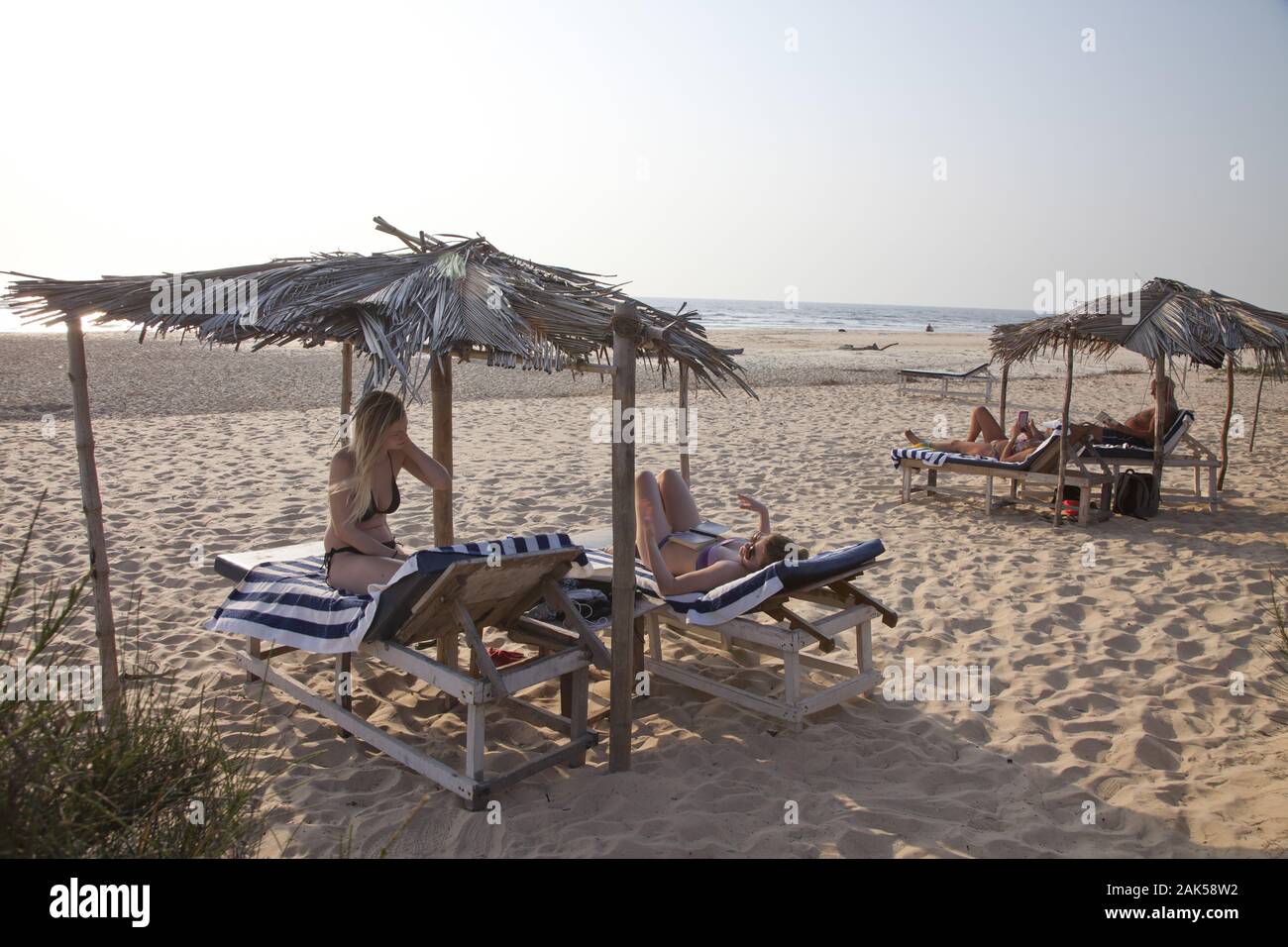 Bundesstaat Goa: Urlauber an der Mobor Beach, Indien | Utilizzo di tutto il mondo Foto Stock