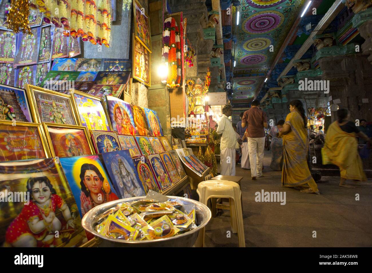 Bundesstaat Tamil Nadu: Devotionalien Bazar Minakshi-Tempel im a Madurai, Indien | Utilizzo di tutto il mondo Foto Stock