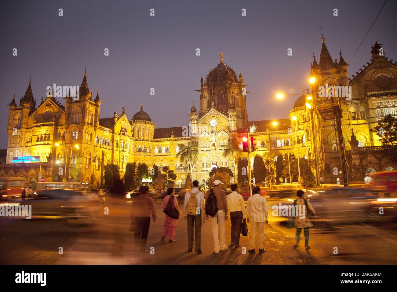 Bundesstaat Maharashtra: Chhatrapati Shivaji Terminus (Victoria Bahnhof), Bahnhof der Ferrovie Indiano di Mumbai, am Abend, Indien | Utilizzo di tutto il mondo Foto Stock