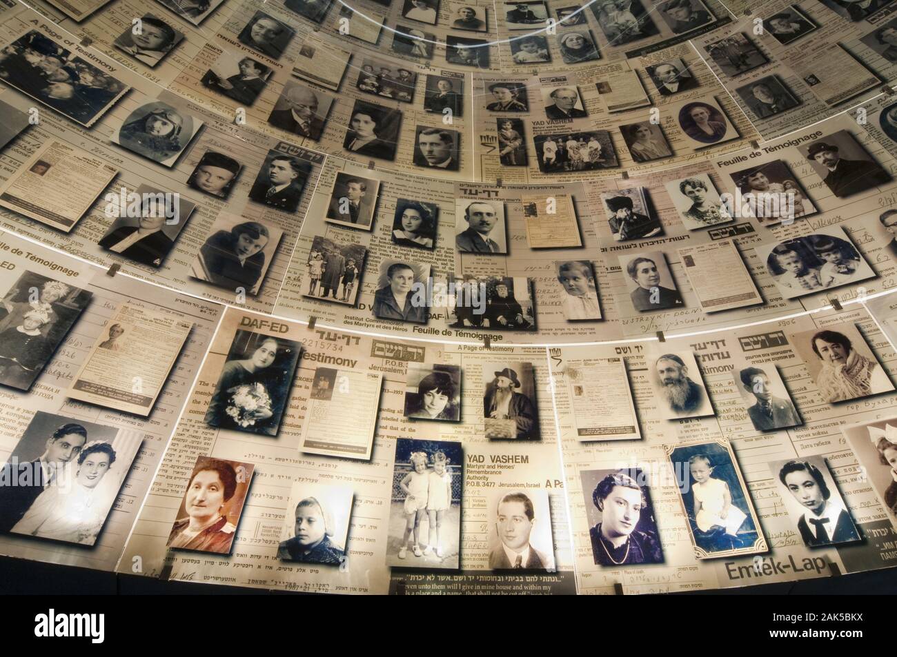 Gerusalemme: Gedenkstaette dell Olocausto Yad Vashem 'Hall di nomi, Israele | Utilizzo di tutto il mondo Foto Stock