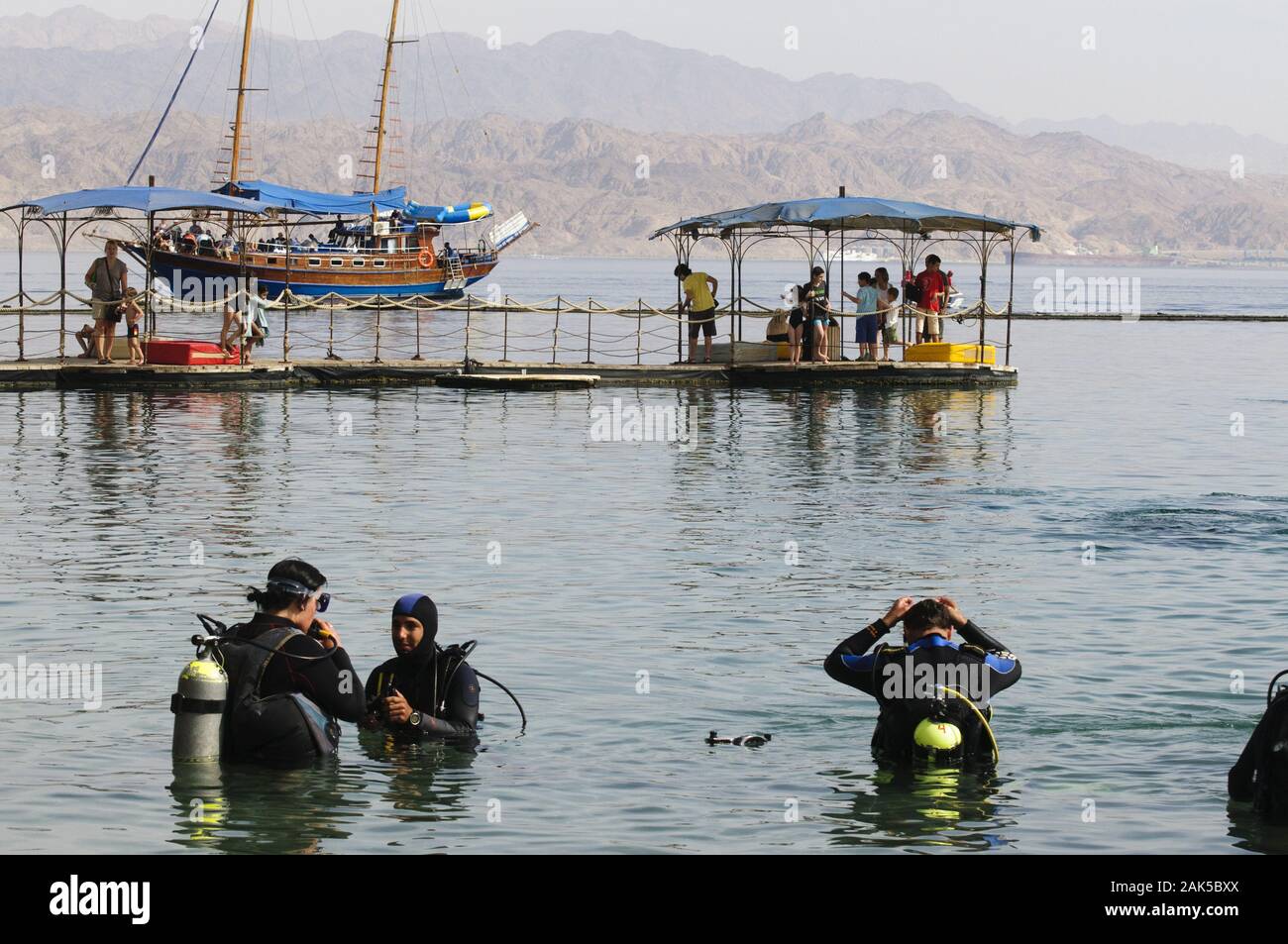 Eilat: Taucher im Roten Meer am Dolphin Reef, Israele | Utilizzo di tutto il mondo Foto Stock