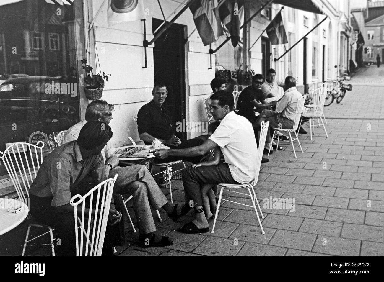 Gäste im Café, der Konditorei Saga in Arboga, Schweden, 1969. Gli ospiti nella caffetteria, la Saga di pasticceria in arboga, Svezia, 1969. Foto Stock