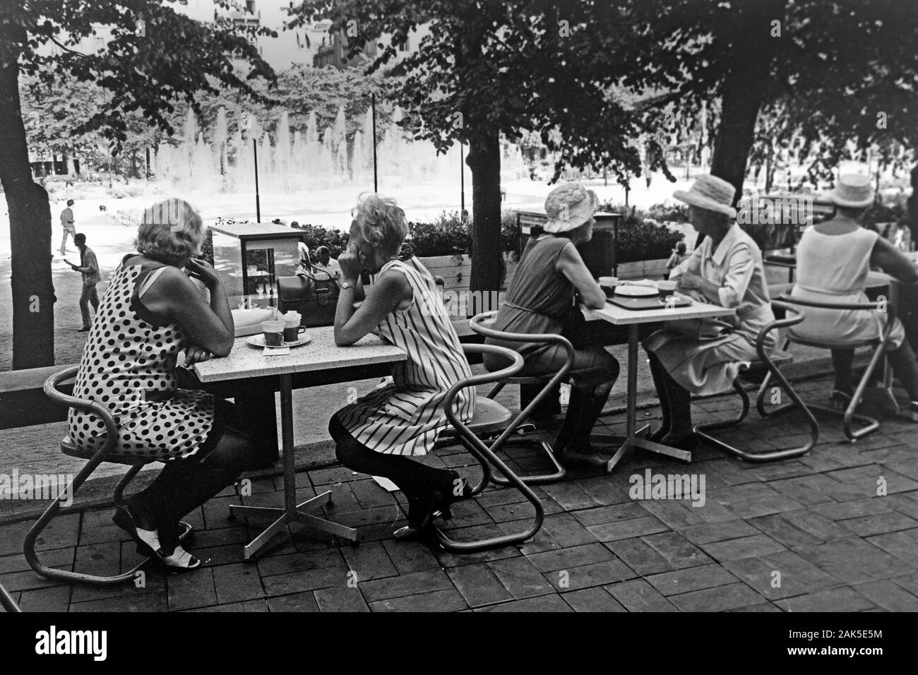 Kaffee trinken im Touristenzentrum des Sverigehuset in der Hamngatan am Kungsträdgarden, 1969. Un caffè presso il centro turistico in Sverigehuset su Hamngatan a Kungsträdgarden, 1969. Foto Stock
