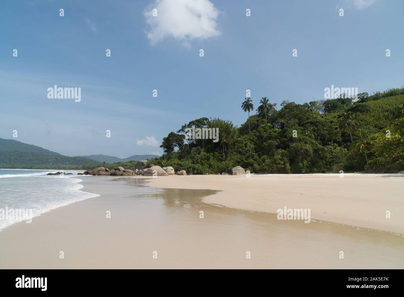 La mattina presto al deserto Praia Lopes Mendes, Ilha Grande Isola nello stato di Rio de Janeiro. Foto Stock