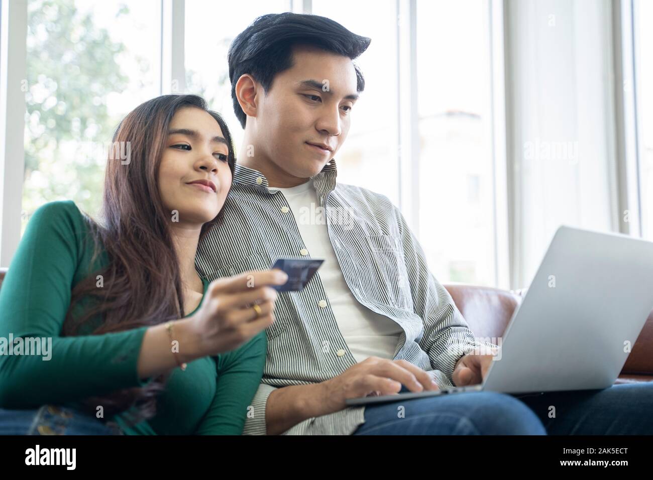 Una giovane azienda carta di credito su tavoletta digitale, relazione, tecnologia moderna, shopping on-line concept. Foto Stock