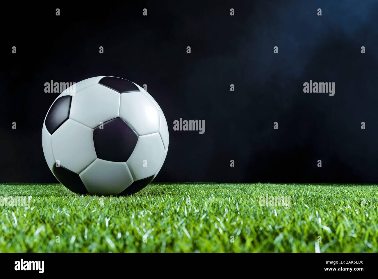 Pallone da calcio sull'erba verde nell'arena di calcio Foto Stock
