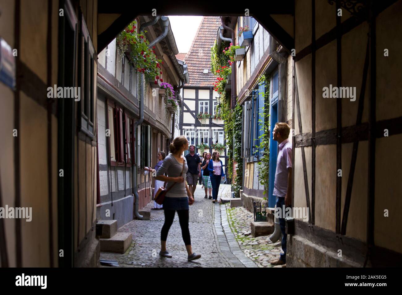 Quedlinburg: Besucher in der 'Hoelle' (schmale Straße im alten, mittelalterlichen Stadtkern), Harz | Utilizzo di tutto il mondo Foto Stock