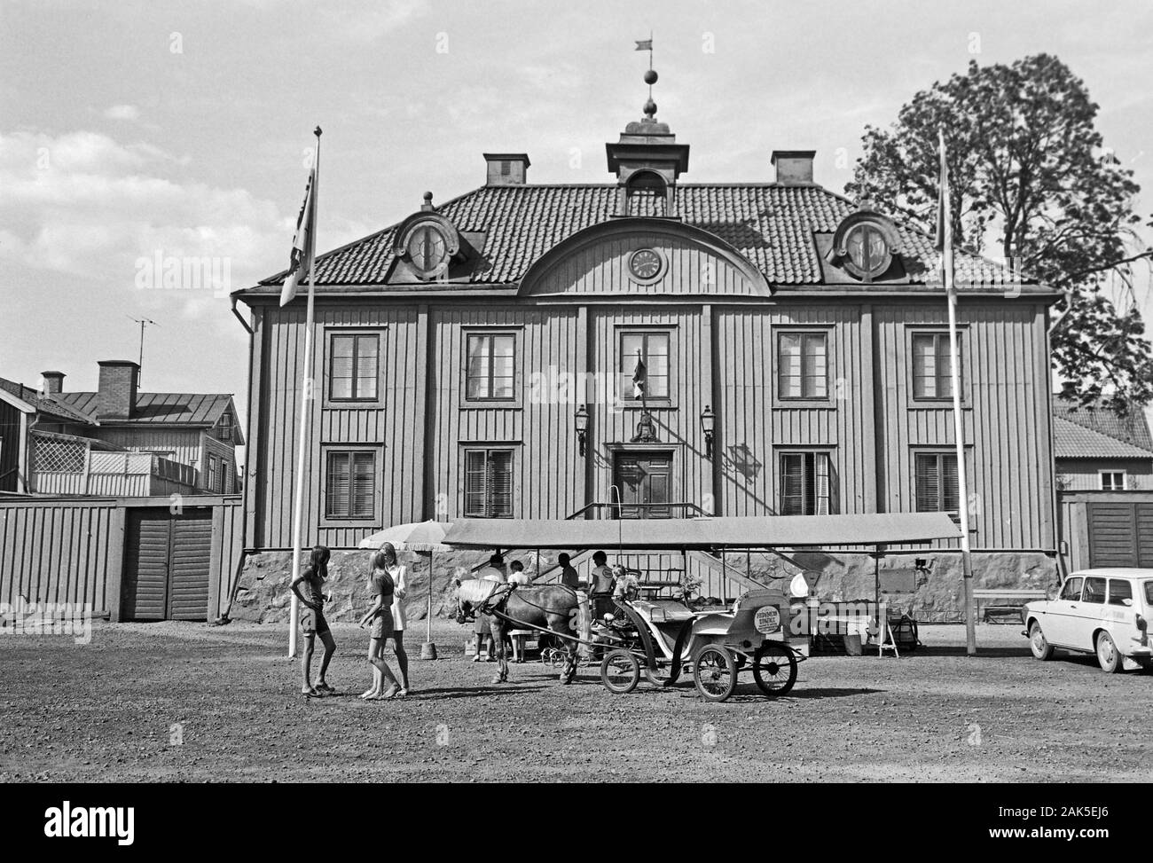 Il Rathaus von Mariefred mit Marktstand und Pferdedroschke, 1969. Municipio di Mariefred con un mercato di stallo e di una carrozza trainata da cavalli, 1969. Foto Stock